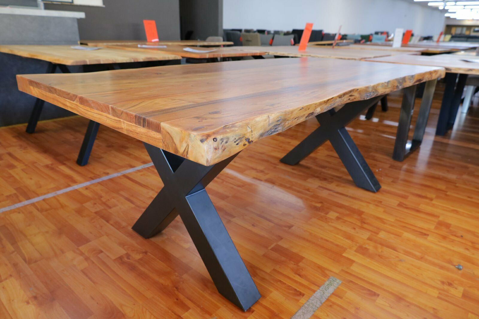 Esstisch Tisch +MASSIVHOLZ Akazie + ECHTE Baumkante + Neu auf Lager – möbel-outlet-24